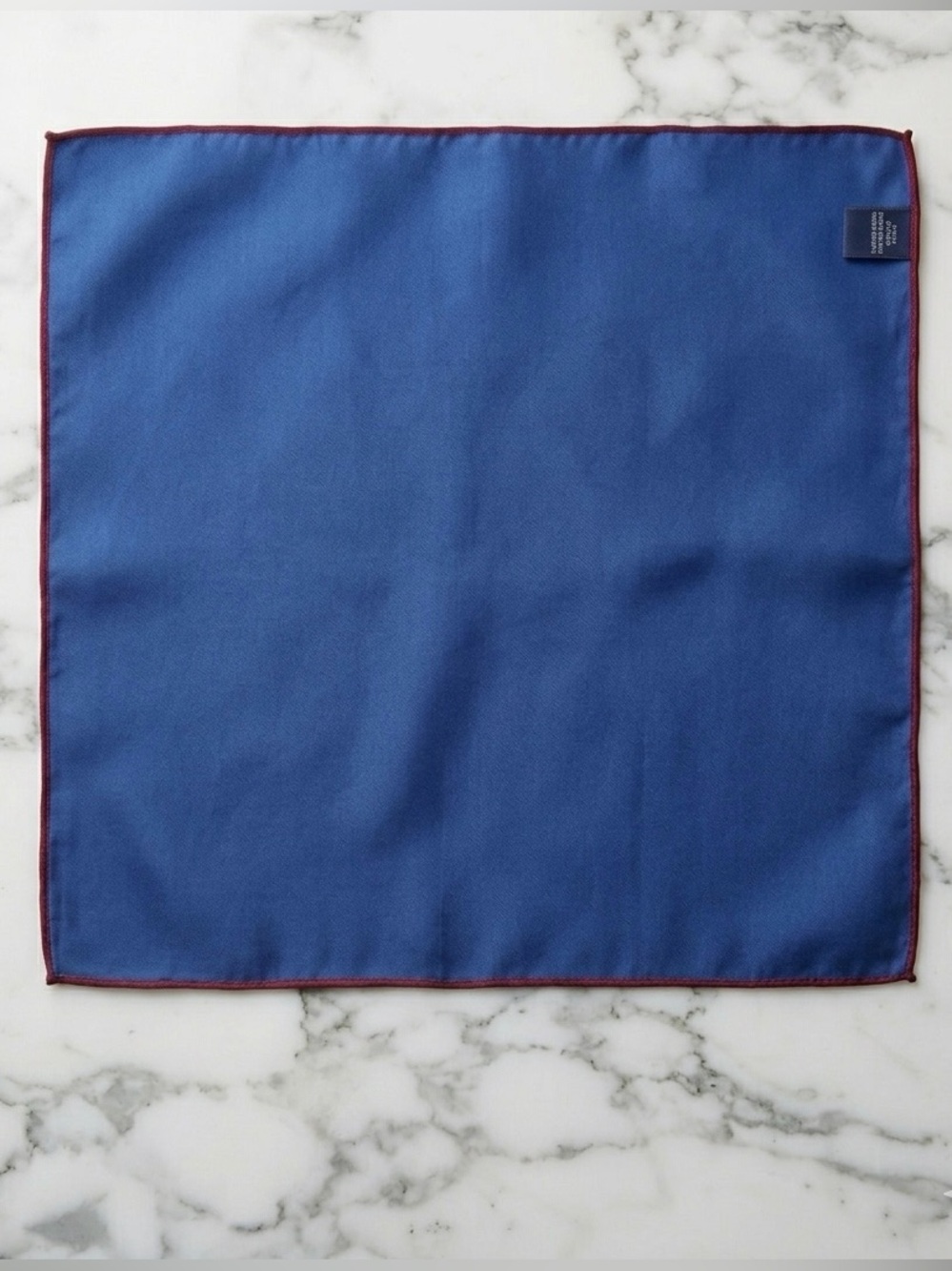NWOT NORDSTROM Men's Blue Pocket Square with Burgundy Trim
